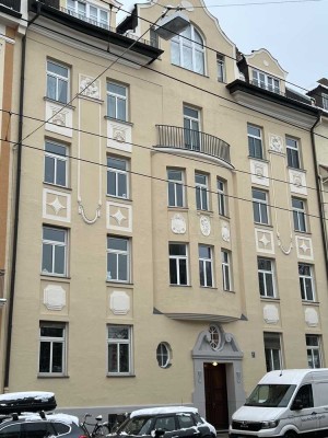 helle Altbauwohnung in bevorzugter Wohnlage mit grünem Innenhof