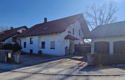 Einfamilienhaus mit Garten, Keller, Pool & 3 Garagen in Mettenheim
