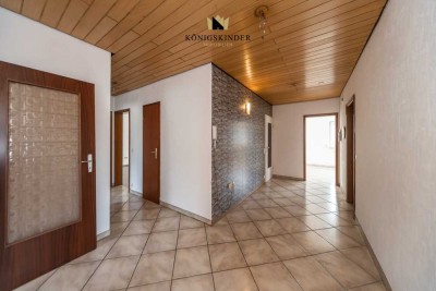 Preisanpassung & sofort einziehen!
Große 6-Zimmer-Wohnung mit Gartenanteil & Garage in ruhiger Lage