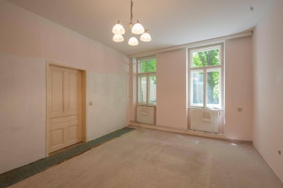 ++NEU++ Sanierungsbedürftige 3-Zimmer Altbauwohnung im Erdgeschoss!