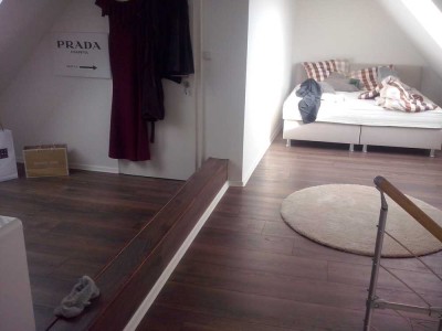 Gepflegte 2 5-Zimmer-DG-Wohnung mit Balkon und Einbauküche