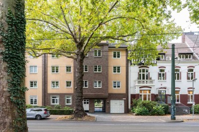 Großzügig! Vielseitig! Golzheim - Raumwunder mit zwei Balkonen und drei TG-Stellplätzen!