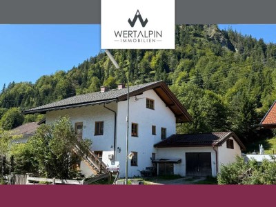 Zweifamilienhaus mit Garage und weitläufigem Grundstück