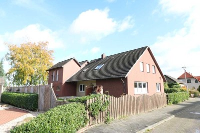 Geräumiges, modernisiertes Zweifamilienhaus mit Keller und Garagen