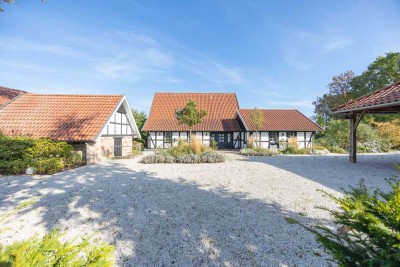 Exklusives Anwesen mit Haupthaus, Gästehaus und Stall – architektonische Perfektion im Landhausstil