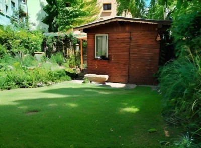 Wunderschöne Altbau Wohnung mit eigenem Garten in bester Lage