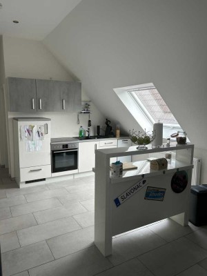 Stilvolle 2,5-Raum-DG-Wohnung mit Balkon in Linkenheim- Hochstetten