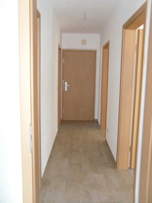 Ansprechende und vollständig renovierte 3-Zimmer-Hochparterre-Wohnung in Klingenberg