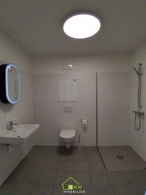 Erstbezug - Lichtdurchflutete 2 Zimmer Neubauwohnung mit Fernblick, Balkon &amp; Tiefgaragenplatz