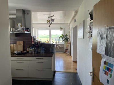Geräumige, exklusive und modernisierte 6-Zimmer-Wohnung mit geh. Innenausstattung mit Balkon