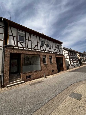 Unschlagbarer Preis: Immobilie mit viel Wohnraum und zusätlicher Gewerbeeinheit - für Handwerker