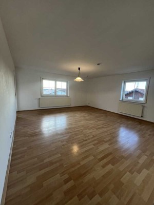 Helle großzügige 5-Zimmer-Wohnung mit Balkon und Gartennutzung in Aunkirchen/Vilshofen