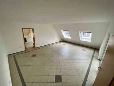 Von Privat: DG-Wohnung im Herzen von Groß-Zimmern (u.a. mit Aufzug, Tiefgaragenstellplatz, Balkon)