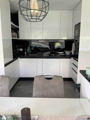 Einziehen & wohlfühlen: sanierte 3-4 Zimmer Wohnung  mit Einbauküche und viel Stauraum
