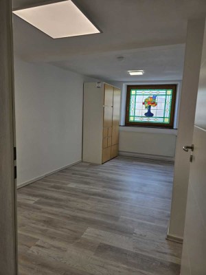 580 € - 58 m² - 2.0 Zi.  ein Zi. 1. Etage, Erdgeschoss Bad, Küche u. 2. Zimmer.