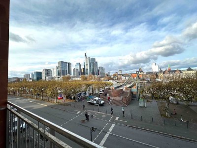 Schaumainkai: Geräumige Altbauwohnung mit EBK, 2 Balkonen und Blick auf die Skyline