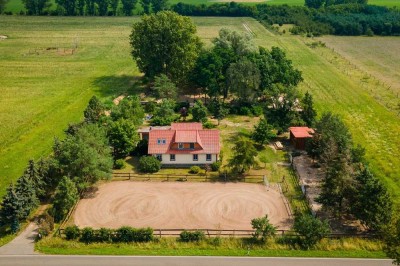 Mit Pferdehof, Scheune, Pool, Garage, Keller u.v.m.: Einfamilienhaus in Alleinlage bei Neutrebbin