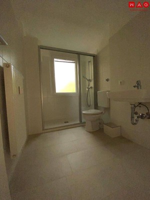 Umfassend sanierte 4-Zimmer-Wohnung mit großer Küche in familienfreundlicher Lage! Traumhaftes Badezimmer, hochwertige Böden und tolle Raumaufteilung inklusive! Provisionsfrei und unbefristeter Mietvertrag!
