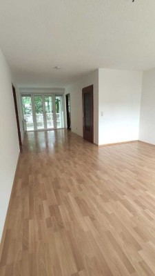 Großzügige und helle 4-ZKB Wohnung mit 2 Balkonen!