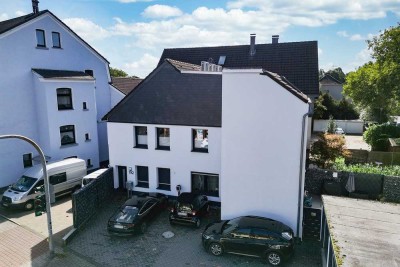 Hochwertig kernsaniertes 3-Familienhaus mit Garagen, Balkonen und Garten – stilvoll wohnen ohne Sa