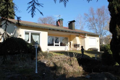 Luxuriöser Bungalow mit Terrasse und großem Garten