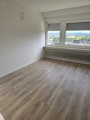 Wunderschöne Geräumige 3-Zimmer-Wohnung (98 m²) in Top-Lage - Neu renoviert mit Balkon