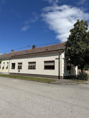 gepflegtes Einfamilienhaus mit kleinem Teich im Zentrum von Deutsch Wagram (4,5 Zimmer)