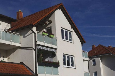 Helle, freundliche 2-Zimmer-DG-Wohnung mit überdachtem Balkon und Garage in Lautertal