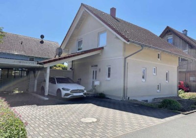 Modernes Einfamilienhaus steht zum Verkauf