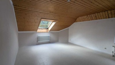 geräumige Dachgeschoß-Wohnung