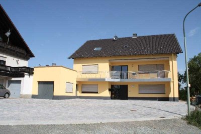 Großzügige moderne Wohnung mit großer Terrasse, Balkon - Garage und Garten ...