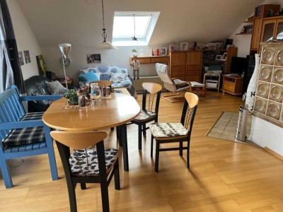 Gepflegte 2-Zimmer-Dachgeschosswohnung mit Balkon und Einbauküche in Illertissen