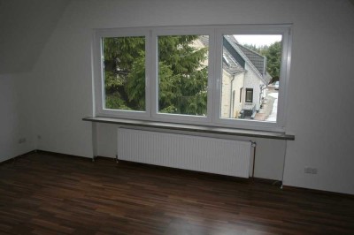 Helle Dachgeschosswohnung in Zweifamilienhaus