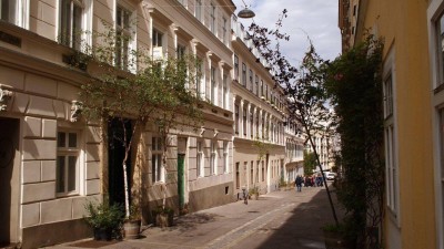 Wohnen in der Myrthengasse – Stilvolle Altbauwohnung in Hofruhelage