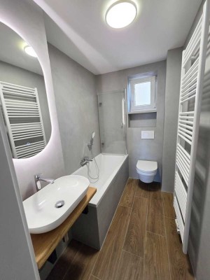 PROVISIONSFREI Attraktive, komplett renovierte 2-Zimmer-Wohnung mit Balkon zentrale Lage in Fürth