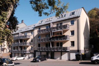 Gut geschnittene renovierte 3-Raum-DG-Wohnung mit Balkon in ruhiger Lage