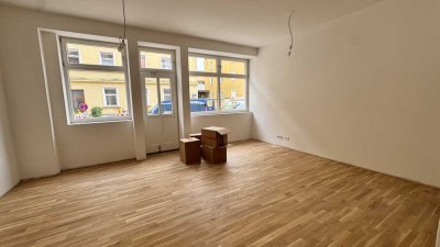 Extravagant sanierte 2-Zimmer-Wohnung mit großer Fensterfront Richtung Osten