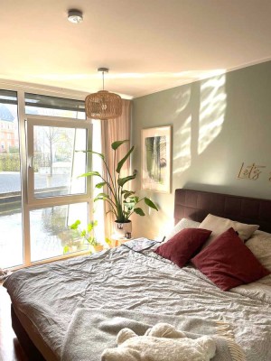 Exklusives Wohnen - ruhig und zentral: Maisonette mit Balkon, Teichblick, EBK und TG-Stellplatz