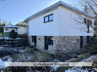 Bungalow mit Doppelgarage, großem Garten und 3 Terrassen