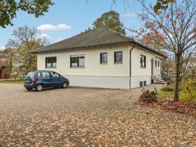 Freistehendes Bungalow mit großer Parkfläche und voll unterkellert in Ortsmitte von Hornbach