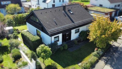 Charaktervolles Einfamilienhaus mit großem Garten und zwei Garagen