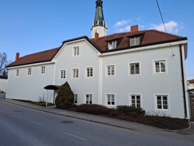 Gut aufgeteilte 2-Zimmer-Wohnung mit möblierter Küche im Zentrum von Lohnsburg