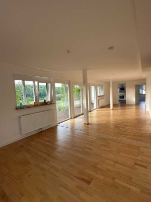 Exklusive 4-Raum-EG-Wohnung mit gehobener Innenausstattung mit Balkon und Aussicht