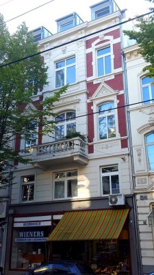Bonn-Südstadt-Stilaltbau- sanierte 2-Zimmerdachgeschosswohnung mit ausgebautem Spitzboden