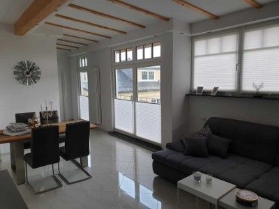 Attraktive 2-Zimmer-Penthousewohnung mit hochwertiger Innenausstattung, Balkon und EBK
