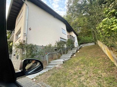 Schöne und gepflegte 4-Raum-Wohnung mit gehobener Innenausstattung mit Balkon und EBK in Fürth