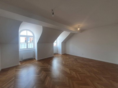2 Zimmer Dachgeschoßwohnung im Stilaltbau - Nähe Herrengasse