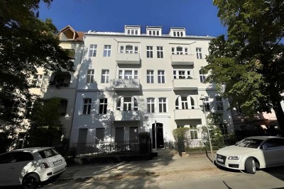 Geschmackvolle, sanierte 4-Zimmer-Wohnung mit geh. Innenausstattung mit Balkon und EBK