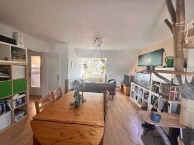 helle 3-Zi.-DG Whg. mit EBK und Badewanne - WG geeignet