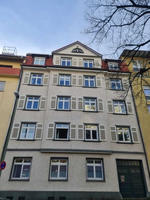 Anfragen bitte nur über Kontaktformular oder Mail! Zentrale 2 Zimmer- Wohnung  In schönem Altbau